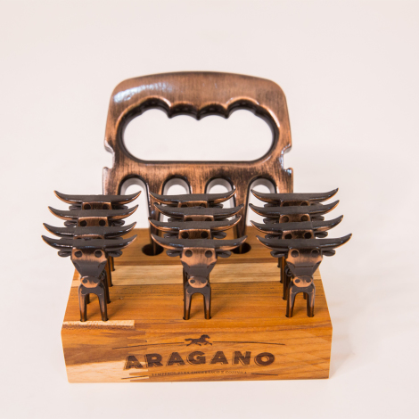 Garfo para churrasco touro prata personalizável com 5 dentes e base de  madeira - Tamaru Gourmet